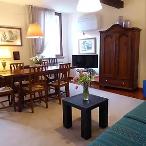 santamaria-apartment.hotelinveneto.com/